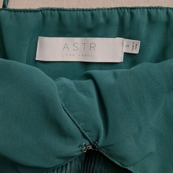 ASTR Emerald green the Astrid Top NWOT - S - Picture 12 of 13